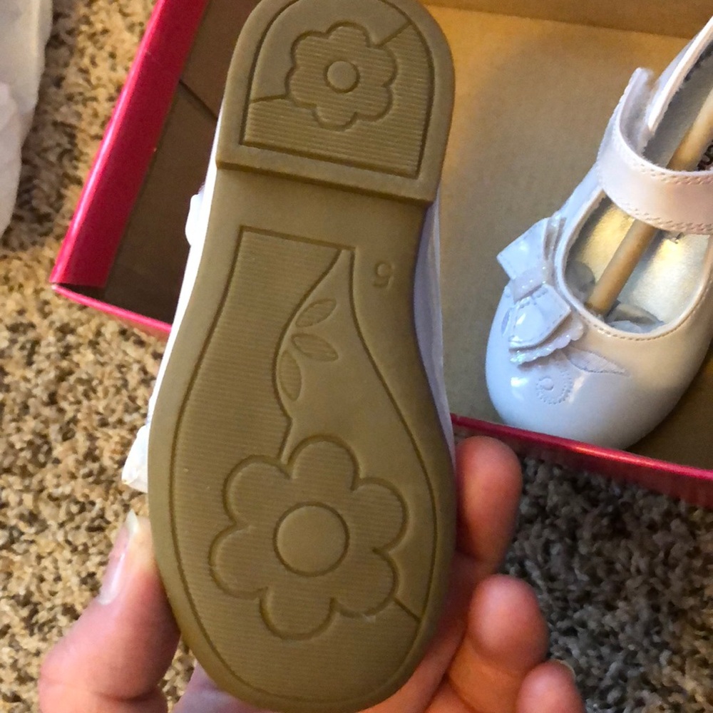 Bnwt little girls white patent leather shoes - Picture 4 of 4